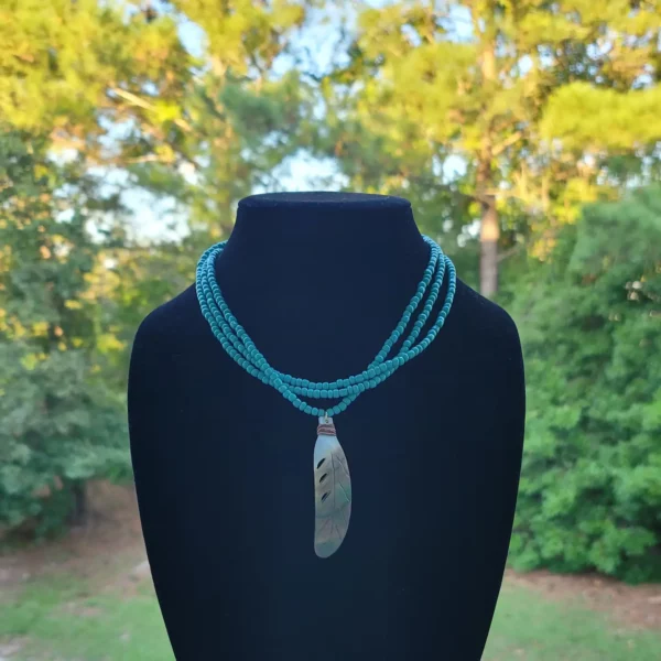 Collier à trois rangs en turquoise avec perles et plume en coquillage sculpté à la main – Image 5