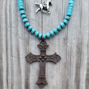 Collier de turquoises avec croix en étain rustique