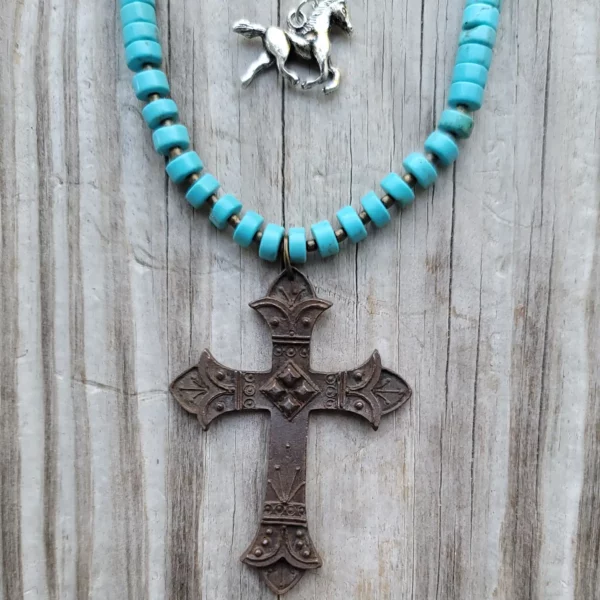 Collier de turquoises avec croix en étain rustique