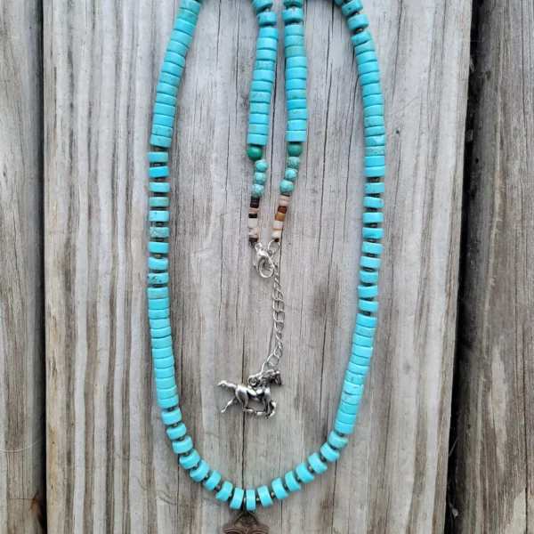 Collier de turquoises avec croix en étain rustique – Image 3