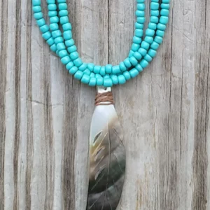 Collier à trois rangs en turquoise avec perles et plume en coquillage sculpté à la main
