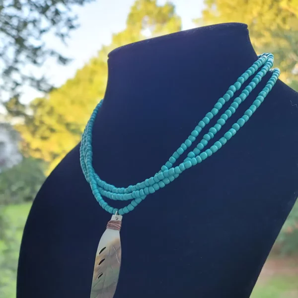 Collier à trois rangs en turquoise avec perles et plume en coquillage sculpté à la main – Image 2