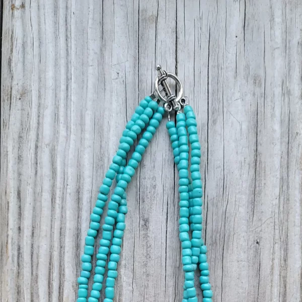 Collier à trois rangs en turquoise avec perles et plume en coquillage sculpté à la main – Image 3
