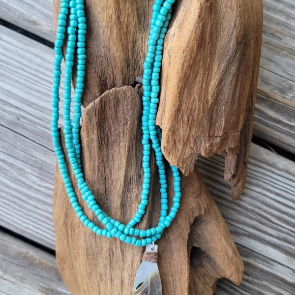 Collier à trois rangs en turquoise avec perles et plume en coquillage sculpté à la main – Image 6