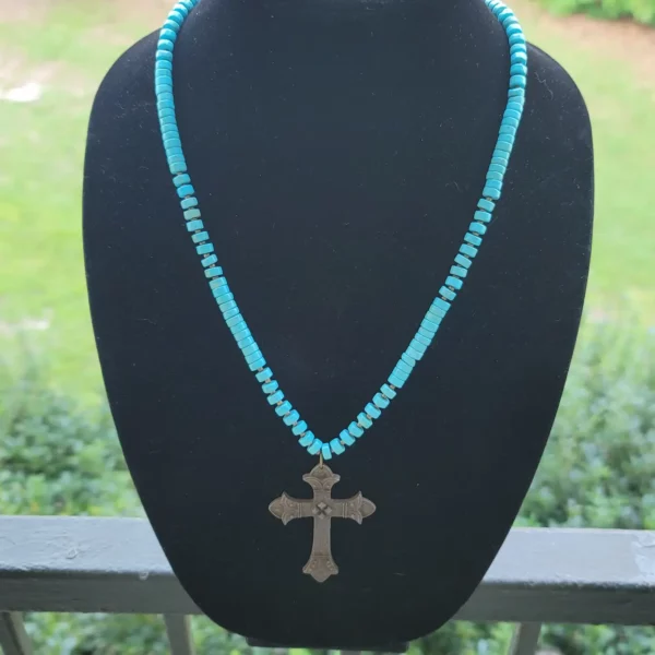 Collier de turquoises avec croix en étain rustique – Image 4