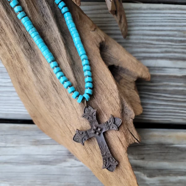 Collier de turquoises avec croix en étain rustique – Image 2